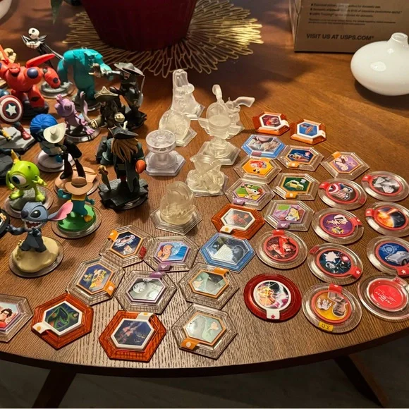 Disney infinity lot of 78 pieces